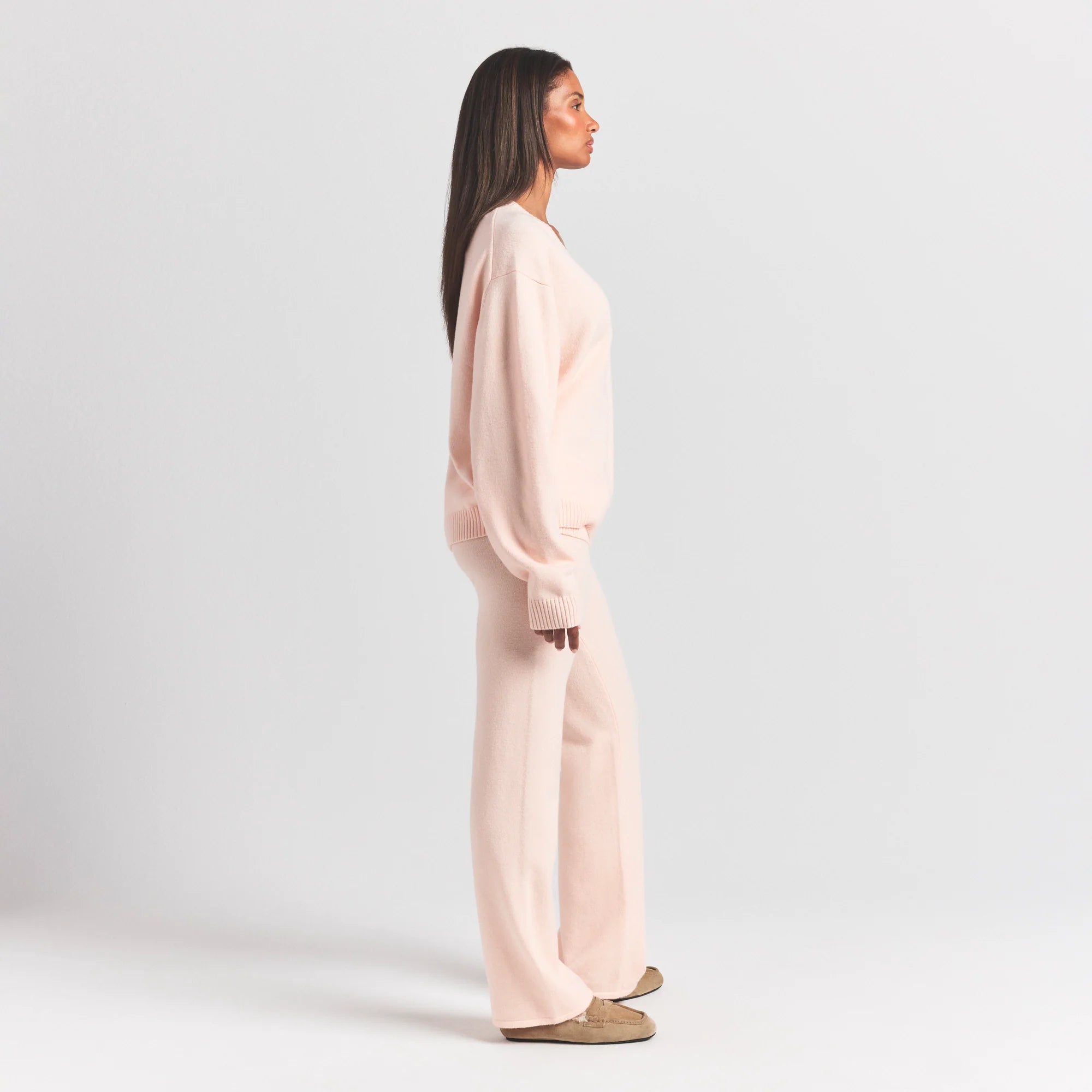 SWEATER KNITS PULLOVER V NECK | PRIMROSE ON A MODEL SIDE VIEW @ | FOCUS: 0.0, 1.0, 0.9