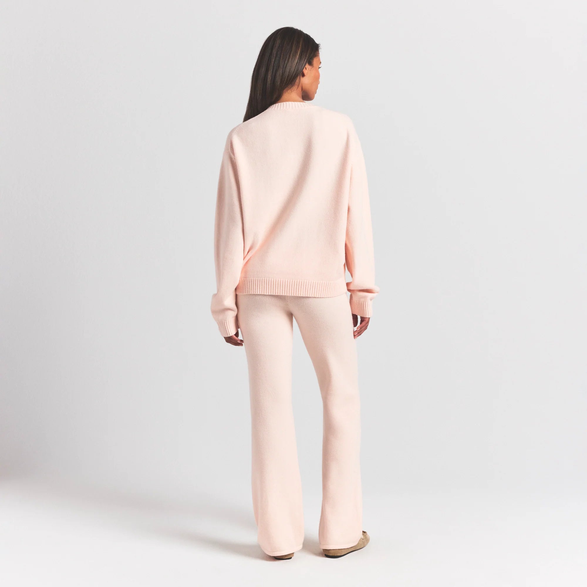 SWEATER KNITS PULLOVER V NECK | PRIMROSE ON A MODEL SIDE VIEW @ | FOCUS: 0.0, 1.0, 0.9