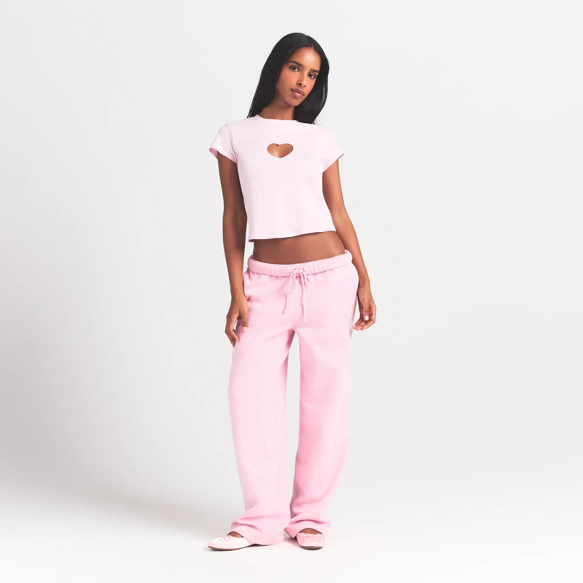 WORN IN JERSEY BABY HEART T-SHIRT | BABY PINK ON A MODEL FRONT VIEW @ | FOCUS: 0.0, 1.0, 0.9