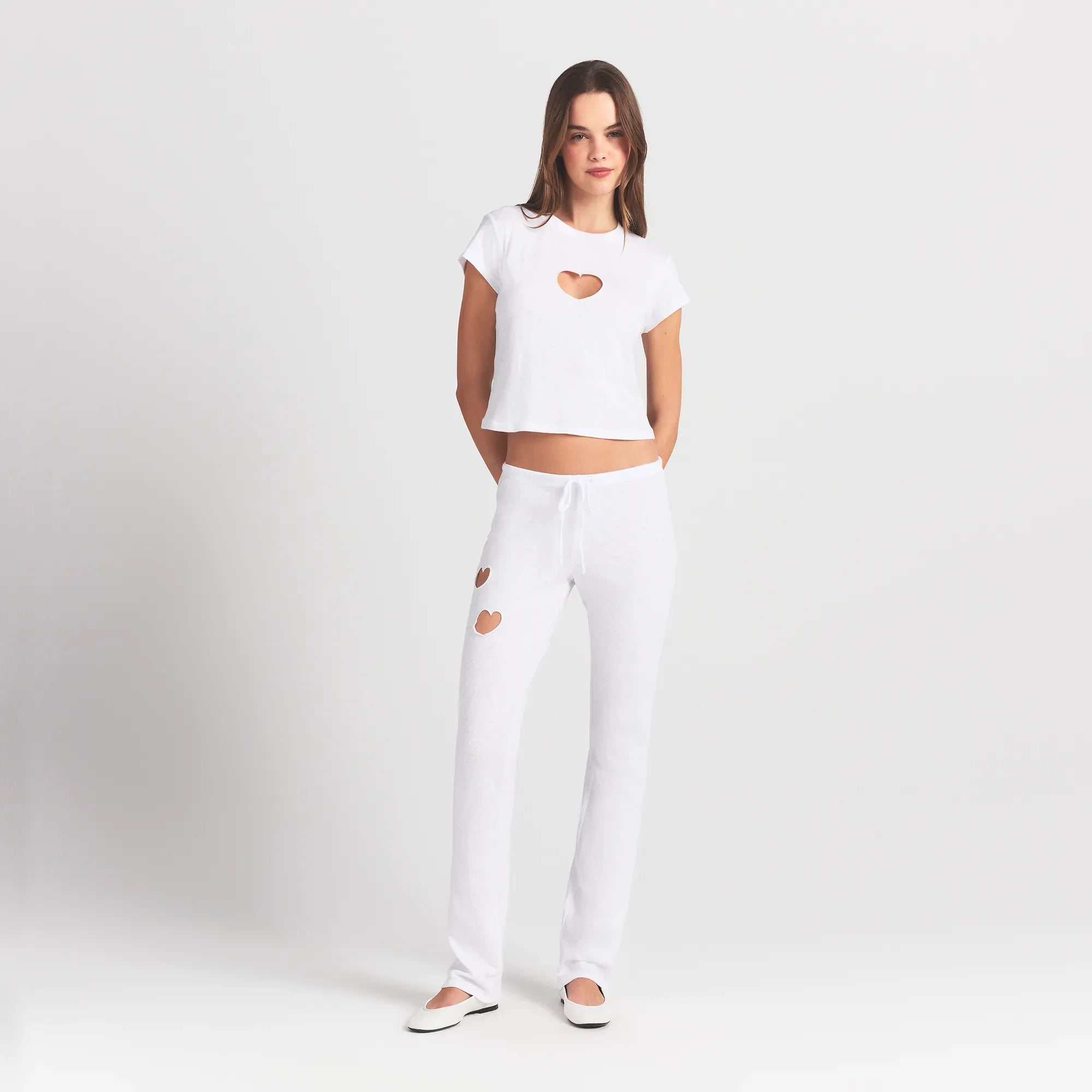 WORN IN JERSEY BABY HEART T-SHIRT | SNOW ON A MODEL FRONT VIEW @ | FOCUS: 0.0, 1.0, 0.9