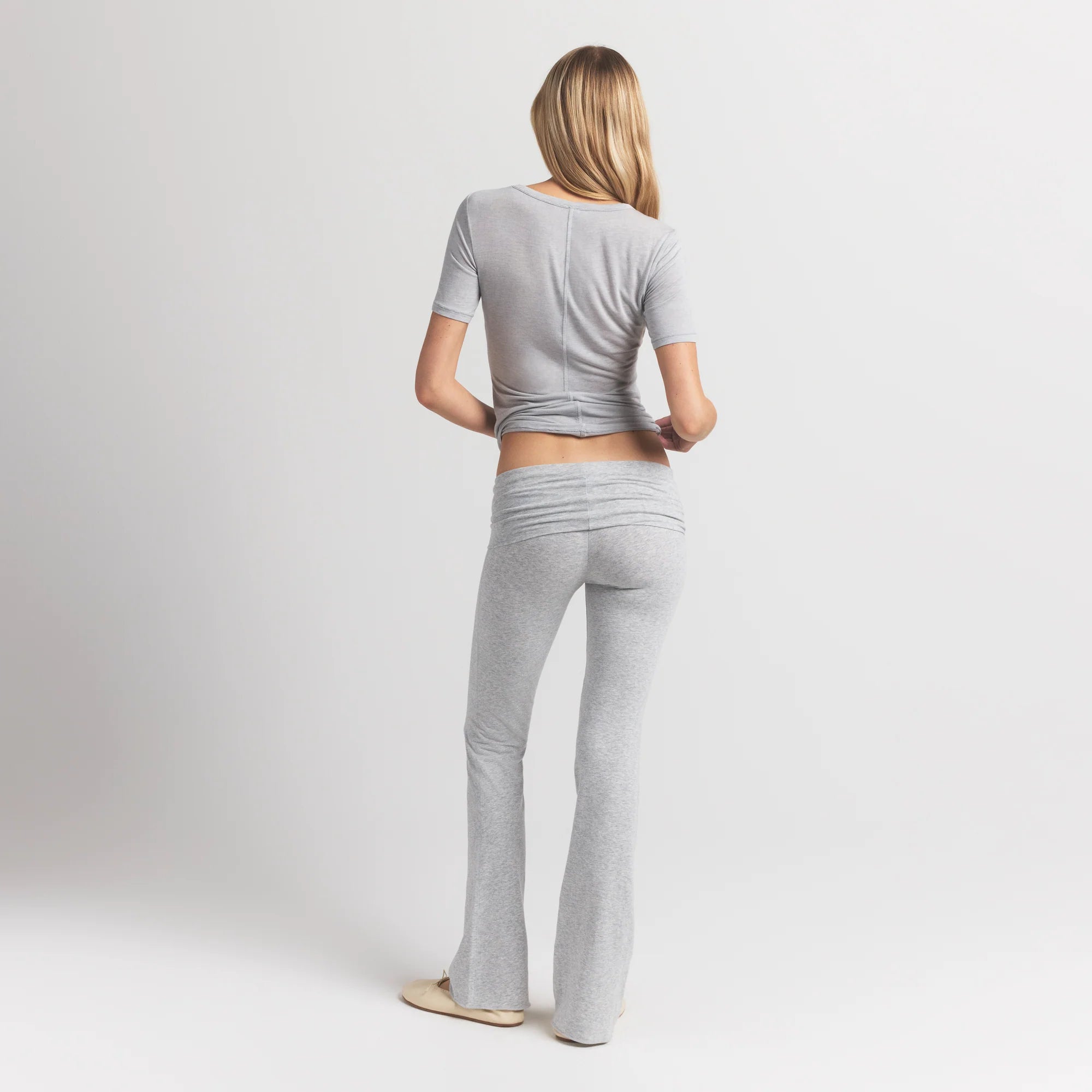 SHEER MODAL LONG T-SHIRT | HEATHER GREY ON A MODEL BACK VIEW @ | FOCUS: 0.9, 0.1, 0.7