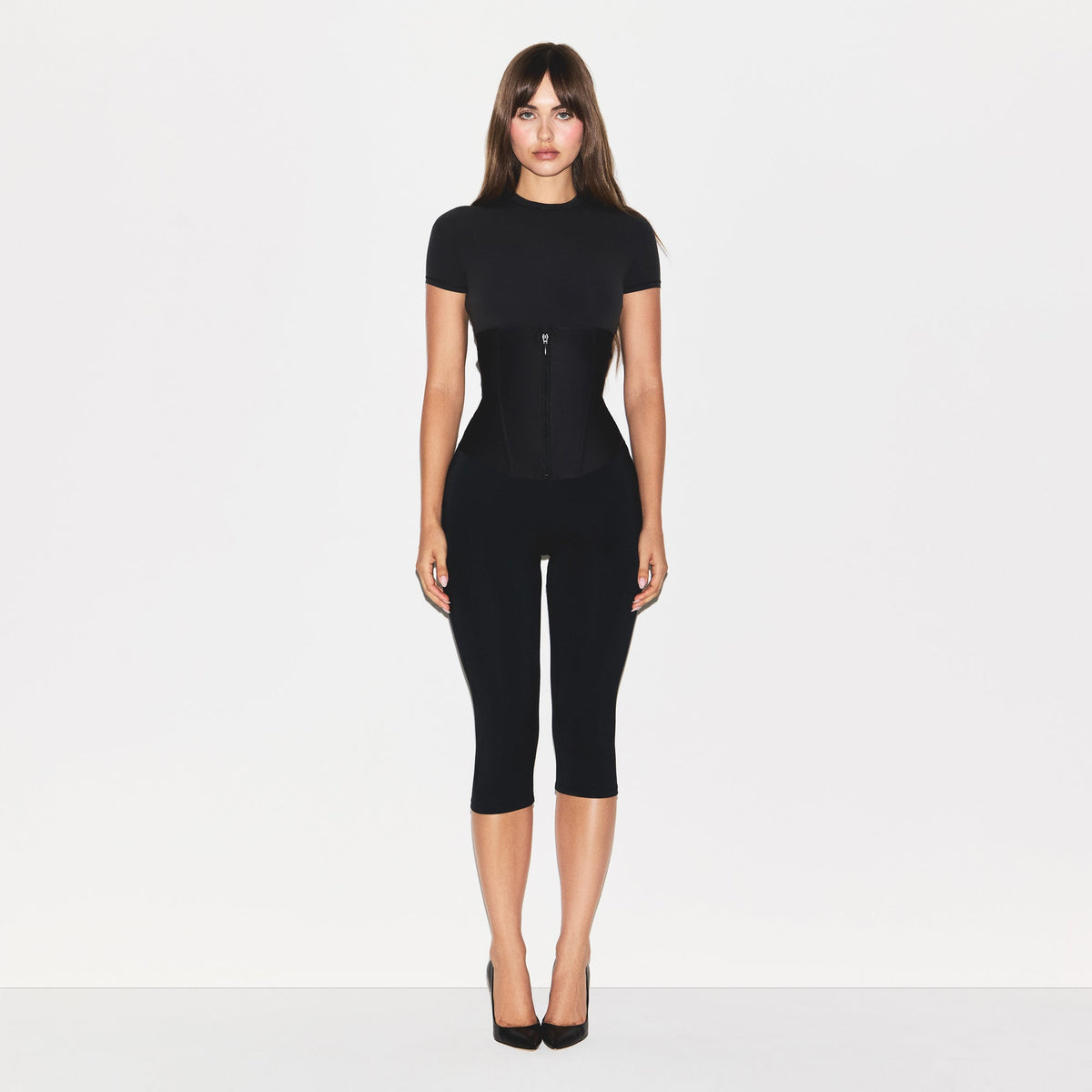 SKIMS BODY CORE SCULPT WAIST CINCHER | ONYX ON A MODEL FRONT VIEW @ | FOCUS: 0.0, 1.0, 0.9