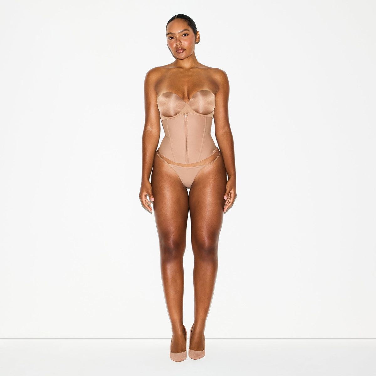 SKIMS BODY CORE SCULPT WAIST CINCHER | SIENNA ON A MODEL FRONT VIEW @ | FOCUS: 0.0, 1.0, 0.9