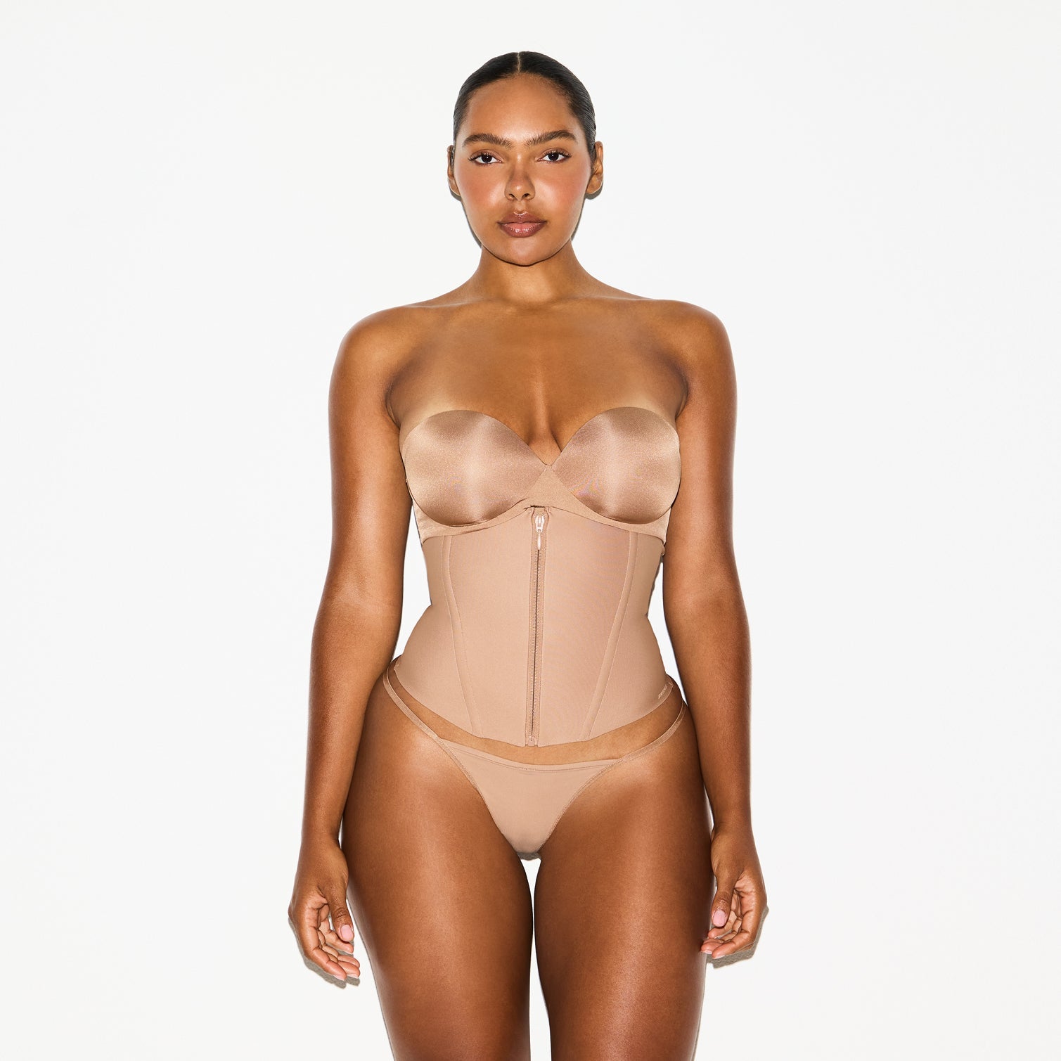 SKIMS BODY CORE SCULPT WAIST CINCHER | SIENNA ON A MODEL SIDE VIEW @ | FOCUS: 0.0, 1.0, 0.9